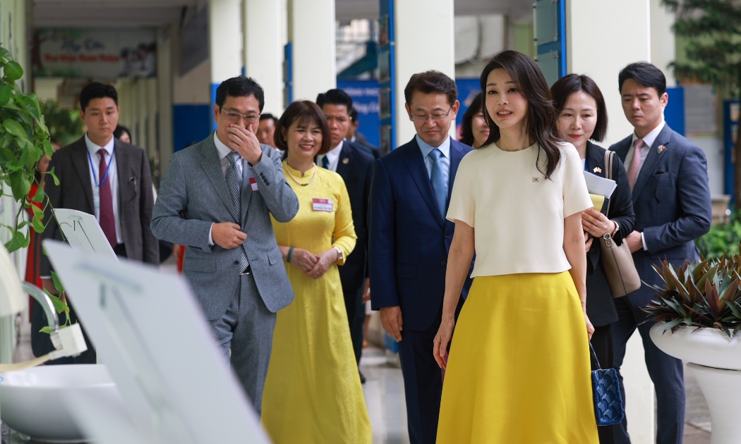 Đệ nhất phu nhân Hàn Quốc Kim Keon Hee tham dự sự kiện giới thiệu chương trình CSR toàn cầu tiêu biểu - Solve for Tomorrow do Samsung tổ chức tại Trường THCS Nam Từ Liêm, Hà Nội.