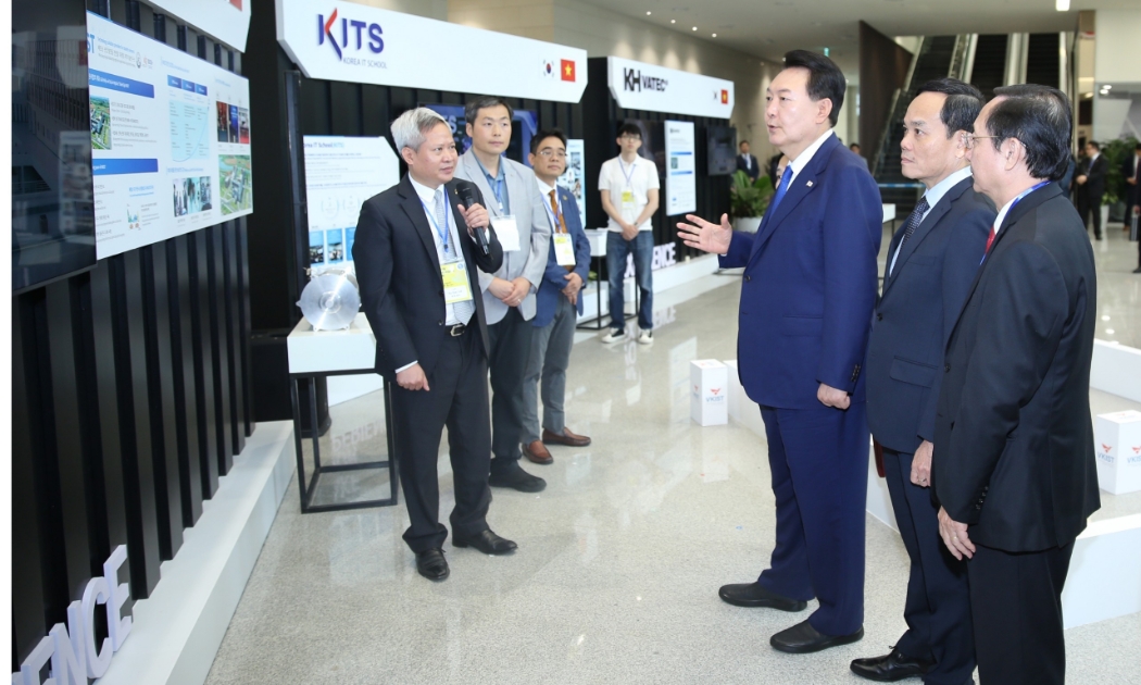 Tổng thống Hàn Quốc Yoon Suk Yeol tham quan các khu vực triển lãm của Viện Khoa học và Công nghệ Việt Nam - Hàn Quốc (VKIST), Korea IT School (KITS) và KH Vatec