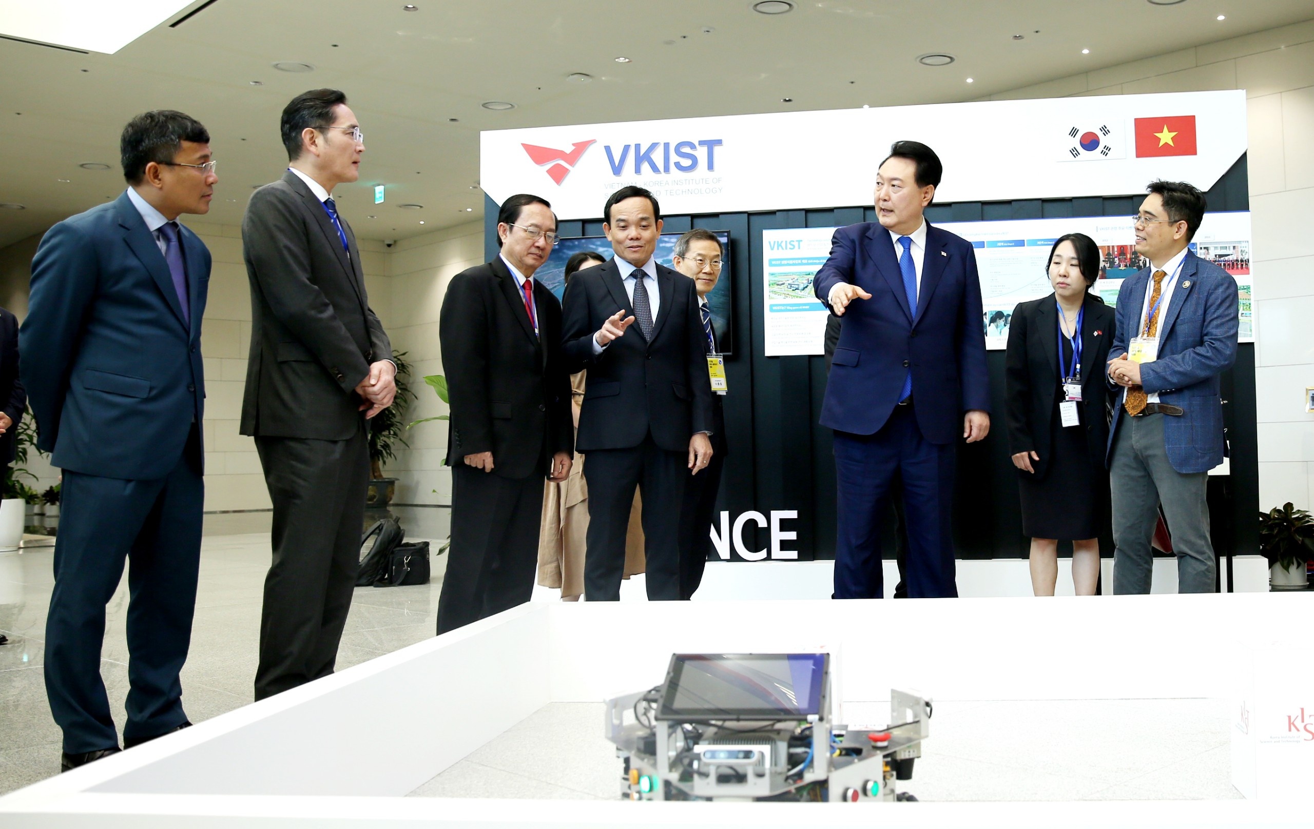 Tổng thống Hàn Quốc Yoon Suk Yeol nghe trình bày về dự án “Robot xe tự hành có tính ứng dụng cao”