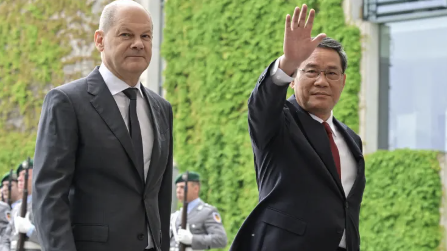 Thủ tướng Đức Olaf Scholz (trái) và Thủ tướng Trung Quốc Lý Cường - Ảnh: Getty/CNBC.