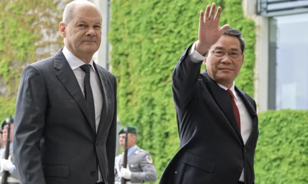Thủ tướng Đức Olaf Scholz (trái) và Thủ tướng Trung Quốc Lý Cường - Ảnh: Getty/CNBC.