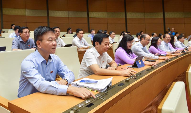 Deputies voted to approve both Laws. Source:Quochoi.vn