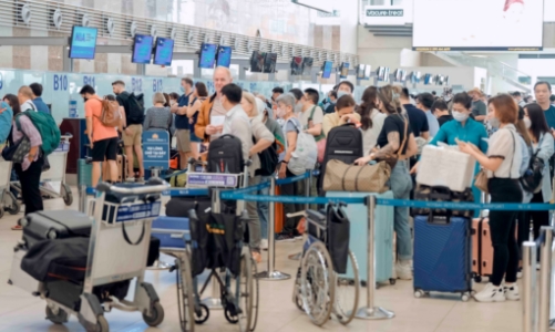 Tiếp đà tăng 500% nửa đầu năm, khách quốc tế đi hàng không 