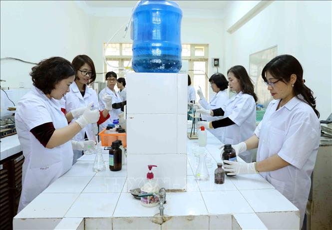 Tập thể nữ Bộ môn Công nghệ Môi trường (Khoa Môi trường Trường Đại học Khoa học Tự nhiên, Đại học Quốc gia Hà Nội) có nhiều đề tài nghiên cứu có giá trị.