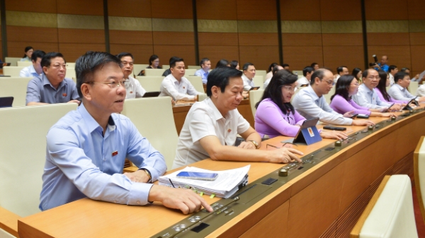 Quốc hội thông qua việc nâng thời hạn visa điện tử lên 90 ngày