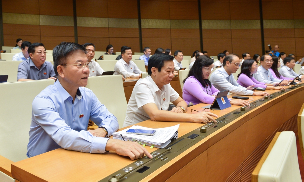 Đại biểu Quốc hội biểu quyết thông qua Luật sửa đổi, bổ sung một số điều của Luật Xuất cảnh, nhập cảnh của công dân Việt Nam và Luật Nhập cảnh, xuất cảnh, quá cảnh, cư trú của người nước ngoài tại Việt Nam. Ảnh - Quochoi.vn.