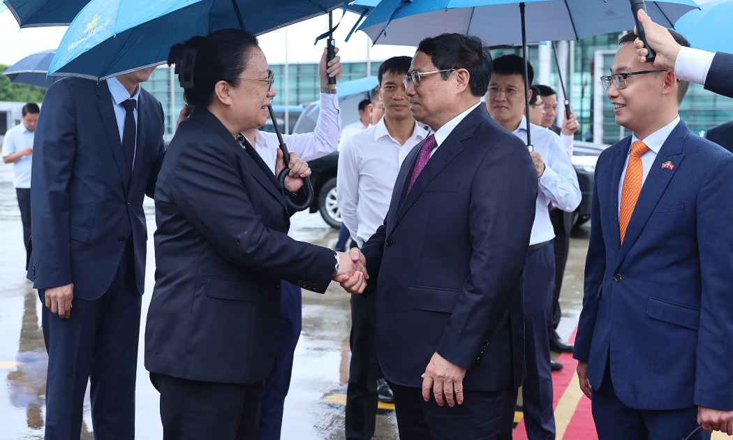 Đại biện lâm thời Đại sứ quán Trung Quốc tại Việt Nam Hy Tuệ tiễn Thủ tướng Phạm Minh Chính lên đường thăm chính thức nước Cộng hòa nhân dân Trung Hoa và dự Hội nghị thường niên WEF - Ảnh: VGP.