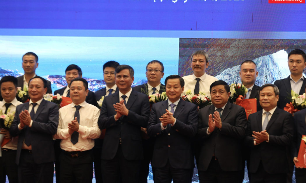 Phó Thủ tướng Chính phủ Lê Minh Khái chụp ảnh kỷ niệm cùng đại diện các doanh nghiệp trong và ngoài nước được trao biên bản ghi nhớ hợp tác tại Hội nghị. Ảnh: Việt Dũng.