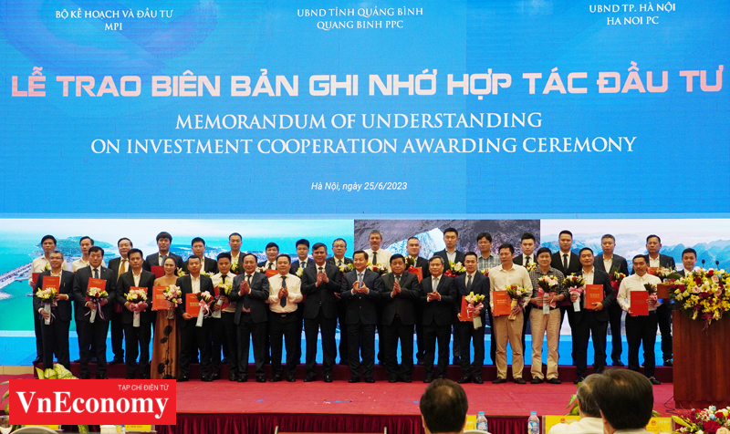 29 Biên bản ghi nhớ hợp tác được trao tại Hội nghị dưới sự chứng kiến của Phó Thủ tướng Lê Minh Khái, Bộ trưởng Bộ Kế hoạch và Đầu tư Nguyễn Chí Dũng và lãnh đạo tỉnh Quảng Bình. Ảnh: Việt Dũng.