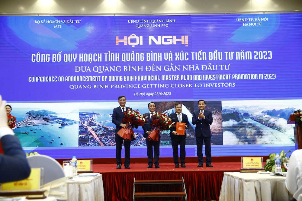 Ph&oacute; thủ tướng L&ecirc; Minh Kh&aacute;i trao Quyết định ph&ecirc; duyệt Quy hoạch tỉnh thời kỳ 2021 - 2030, tầm nh&igrave;n đến năm 2050 cho l&atilde;nh đạo tỉnh Quảng B&igrave;nh.