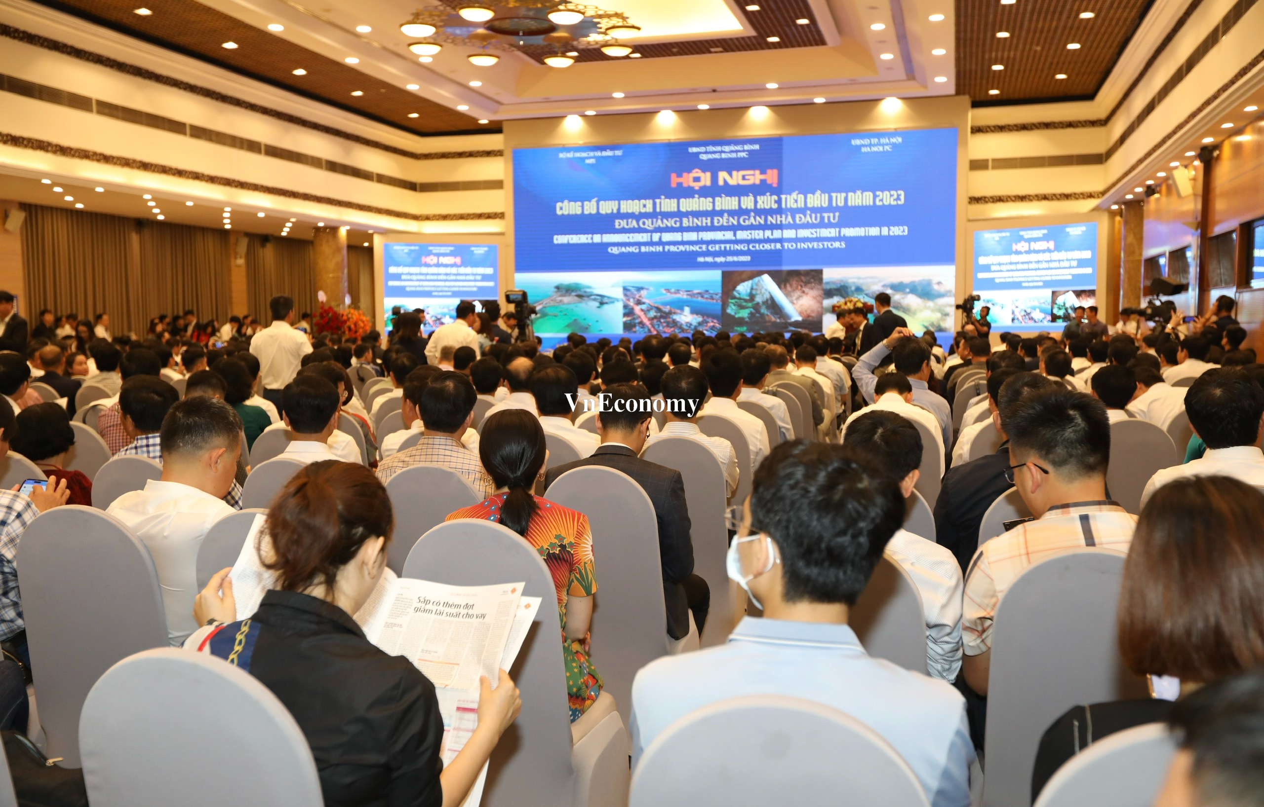 Hội nghị công bố Quy hoạch tỉnh Quảng Bình và Xúc tiến đầu tư năm 2023 có sự tham dự của hơn 500 đại biểu là lãnh đạo các bộ, ban, ngành Trung ương; các cơ quan ngoại giao, tổ chức quốc tế; lãnh đạo một số tỉnh, thành phố trong nước; các doanh nghiệp, nhà đầu tư trong và ngoài nước; các hội, hiệp hội, câu lạc bộ trong và ngoài tỉnh; các cơ quan thông tấn, báo chí… Ảnh: Việt Dũng.