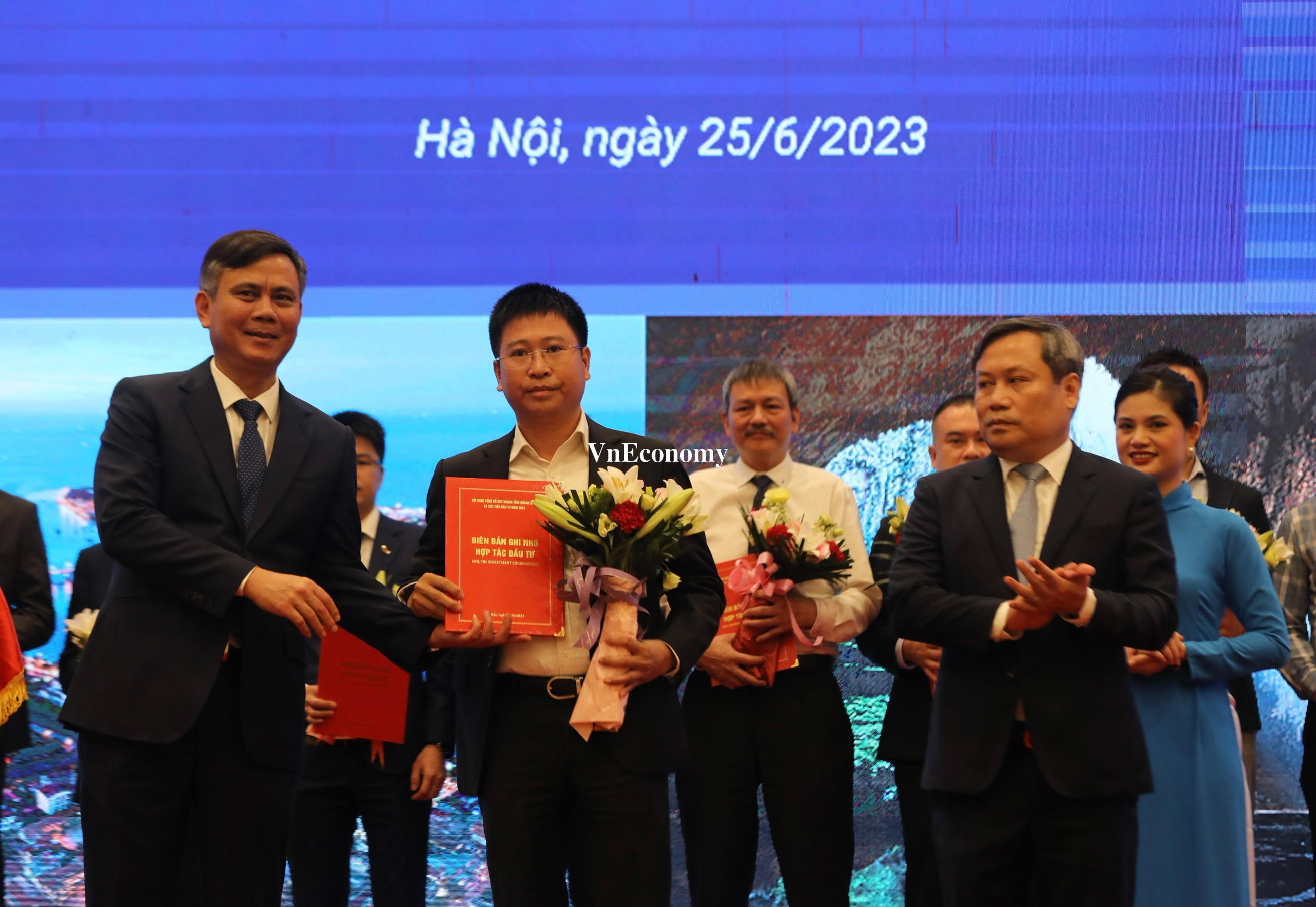 Bí thư tỉnh Quảng Bình Vũ Đại Thắng  (người ngoài cùng bên phải) và Chủ tịch UBND tỉnh Quảng Bình Trần Thắng (người ngoài cùng bên trái) trao MOU cho nhà đầu tư. Ảnh: Việt Dũng.
