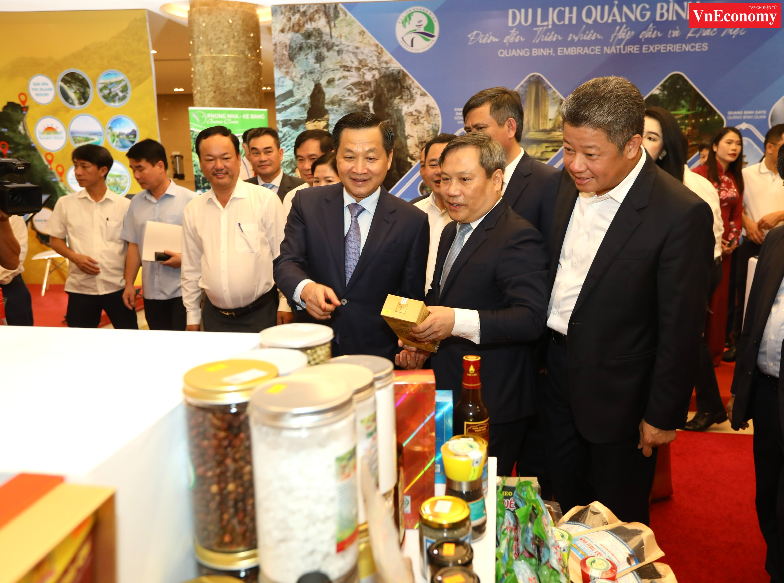 Phó Thủ tướng Lê Minh Khái và Bí thư tỉnh ủy Quảng Bình Vũ Đại Thắng cùng lãnh đạo các bộ ngành tham quan các gian hàng triển lãm của tỉnh Quảng Bình trước khi diễn ra Hội nghị. Ảnh: Việt Dũng.