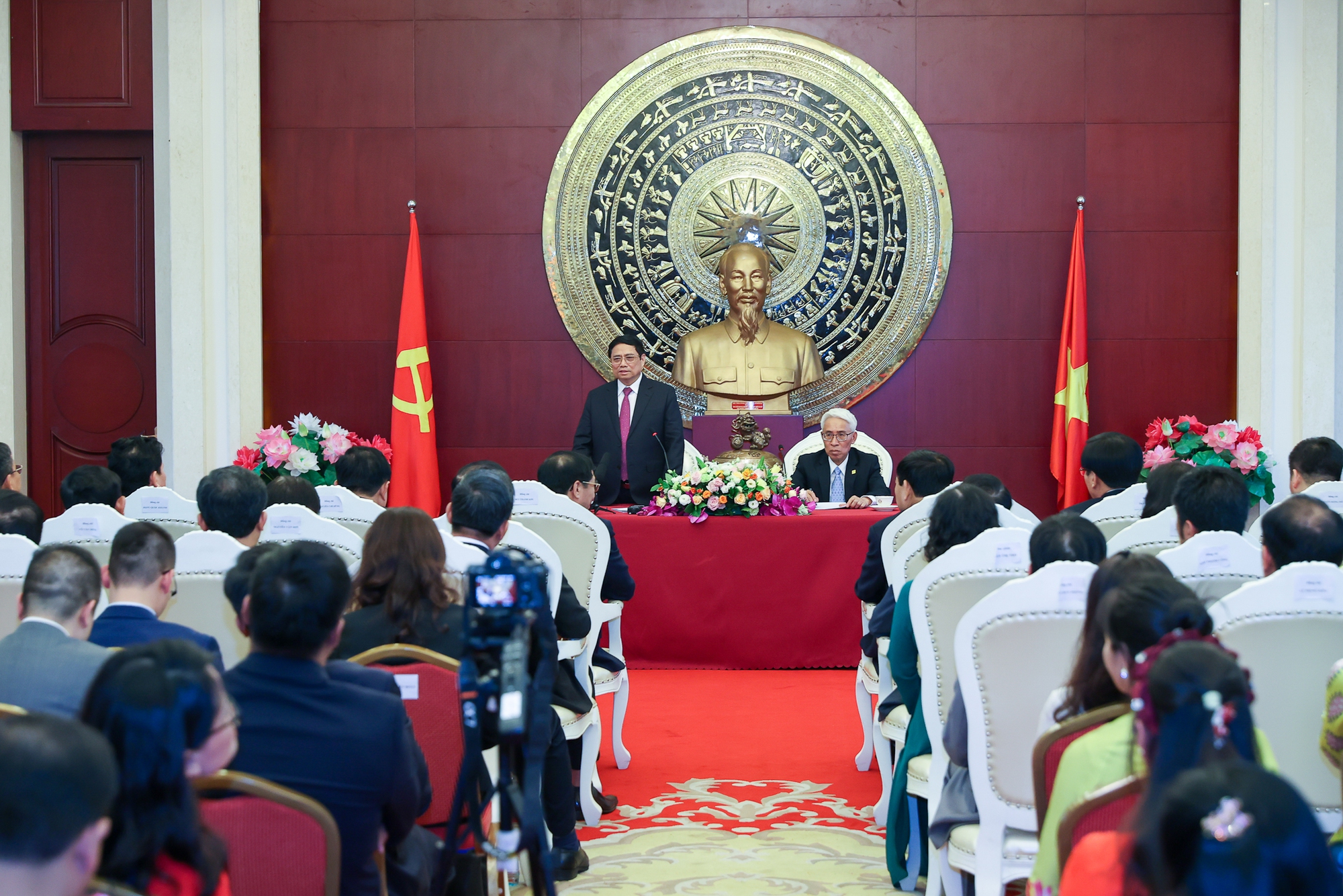 Thủ tướng thông báo tới bà con về tình hình trong nước với những kết quả tích cực trong phục hồi và phát triển kinh tế-xã hội - Ảnh: VGP