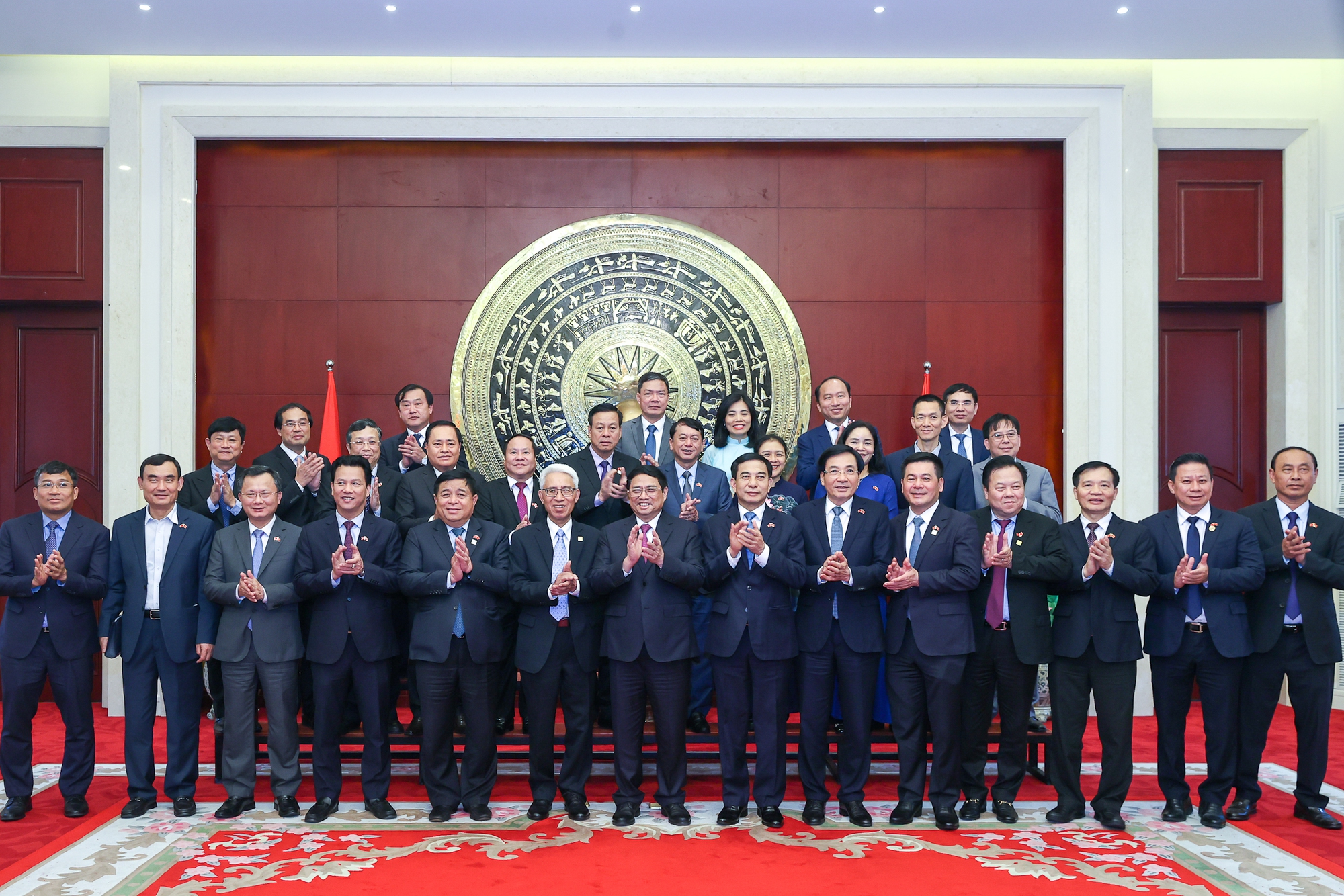 Thủ tướng chụp ảnh lưu niệm cùng nhân viên Đại sứ quán Việt Nam tại Trung Quốc - Ảnh: VGP