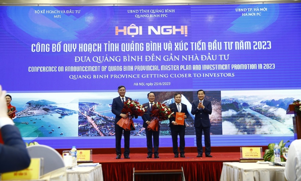 Phó thủ tướng Lê Minh Khái trao Quyết định phê duyệt Quy hoạch tỉnh thời kỳ 2021 - 2030, tầm nhìn đến năm 2050 cho lãnh đạo tỉnh Quảng Bình.