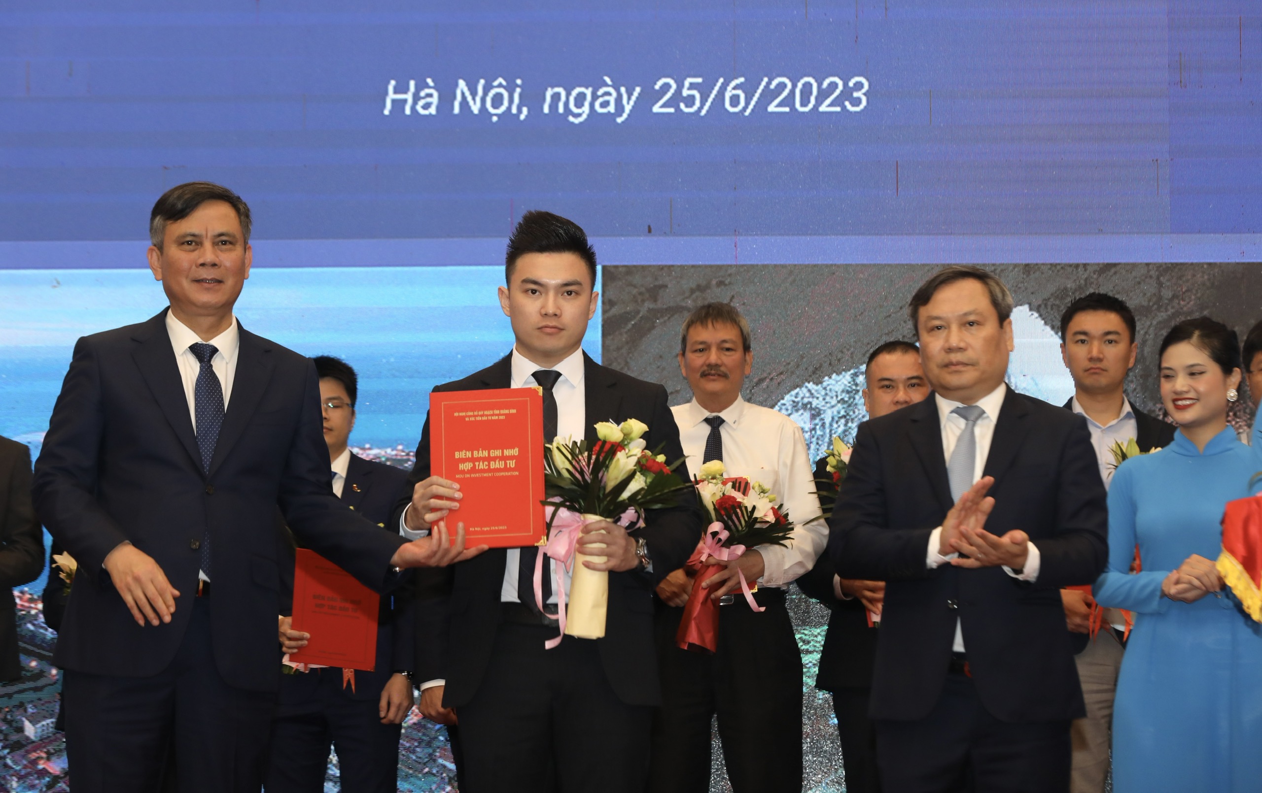 Bí thư tỉnh Quảng Bình Vũ Đại Thắng  (người ngoài cùng bên trái) và Chủ tịch UBND tỉnh Quảng Bình Trần Thắng (người ngoài cùng bên phải) trao MOU cho nhà đầu tư. Ảnh: Việt Dũng.