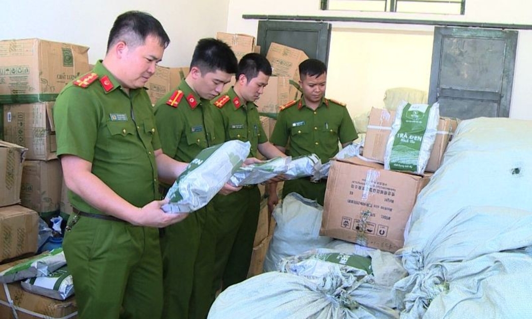 Công an Thanh Hóa vừa thu giữ 15 nghìn bao bì giả để đóng trà và 2,7 tấn thành phẩm trà giả các loại