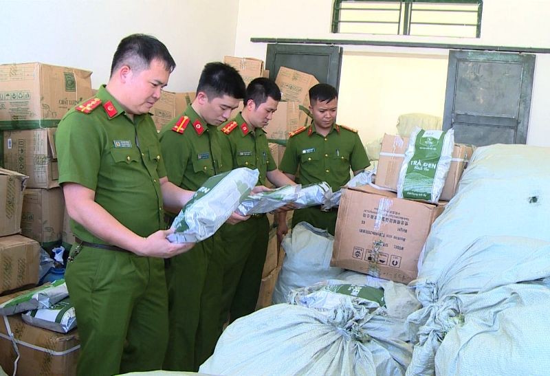 Công an Thanh Hóa vừa thu giữ 15 nghìn bao bì giả để đóng trà và 2,7 tấn thành phẩm trà giả các loại