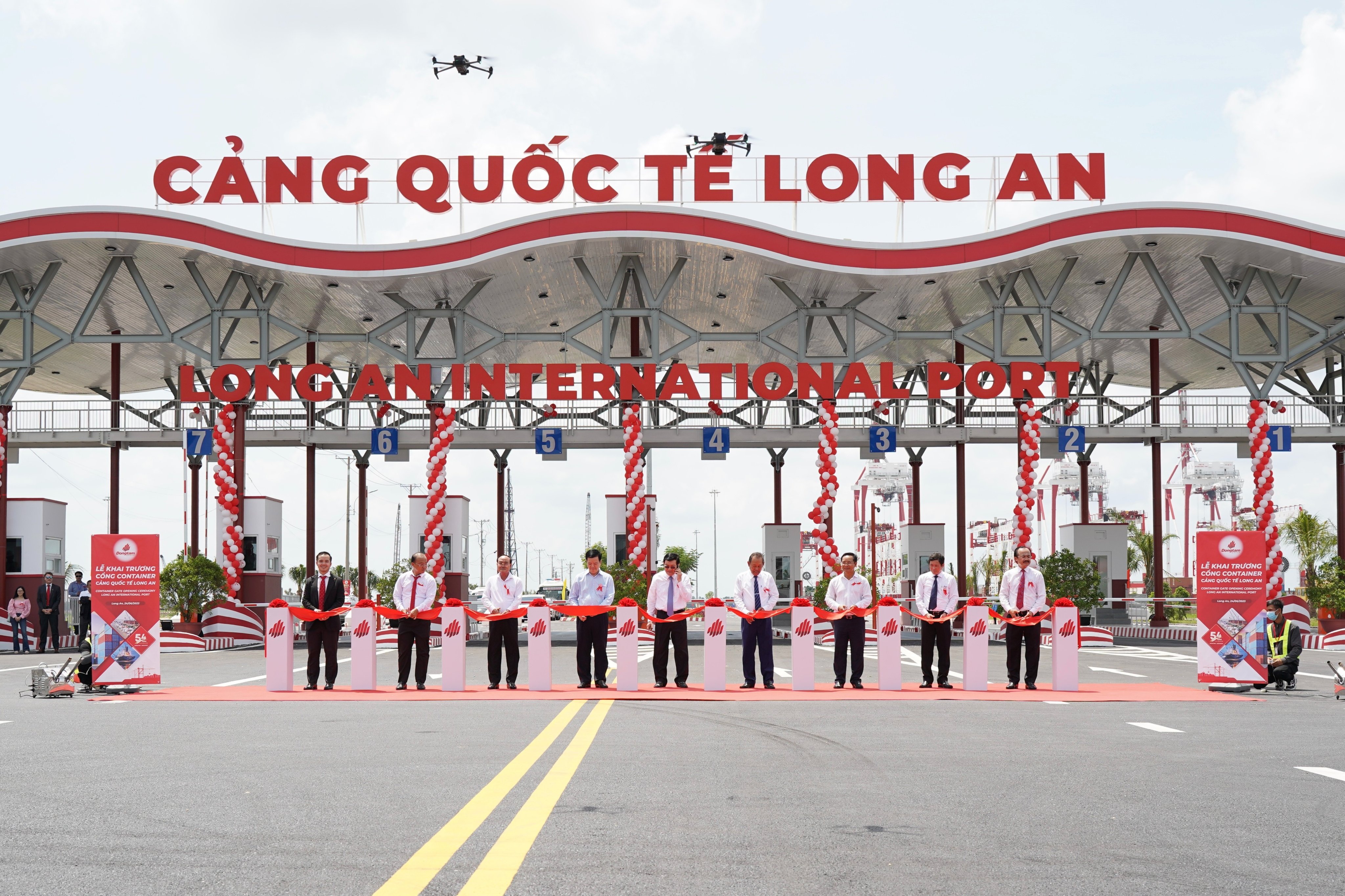 Cắt băng khánh thành hệ thống cầu cảng gồm 7 cầu cảng, với tổng chiều dài 1.670 m tại Cảng quốc tế Long An, ngày 24/6/2023.