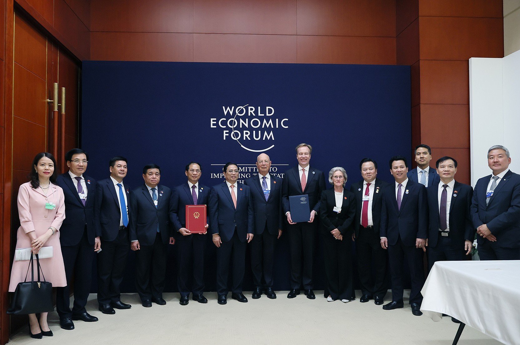 Lãnh đạo WEF và đại diện các doanh nghiệp đánh giá cao thành tựu phục hồi và triển vọng kinh tế Việt Nam - Ảnh: VGP.