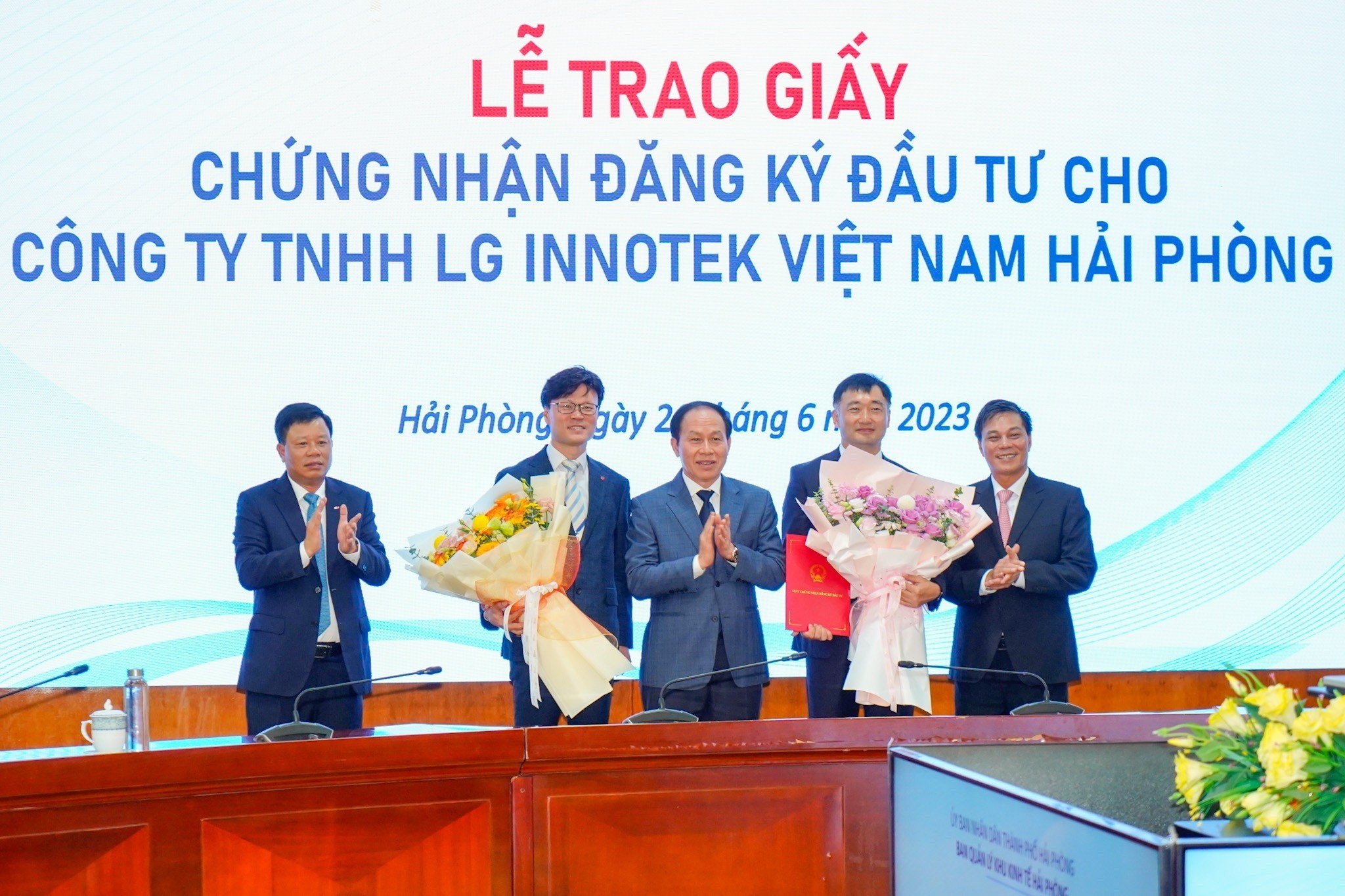 UBND thành phố Hải Phòng trao Giấy chứng nhận đăng ký đầu tư cho dự án của LG Innotek