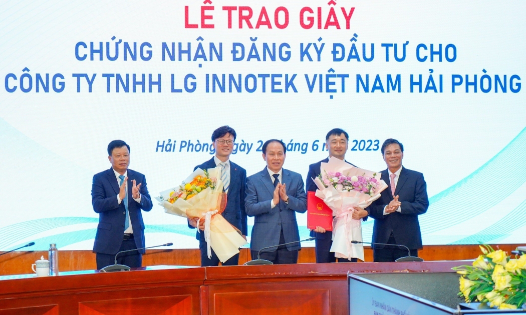 UBND thành phố Hải Phòng trao Giấy chứng nhận đăng ký đầu tư cho dự án của LG Innotek
