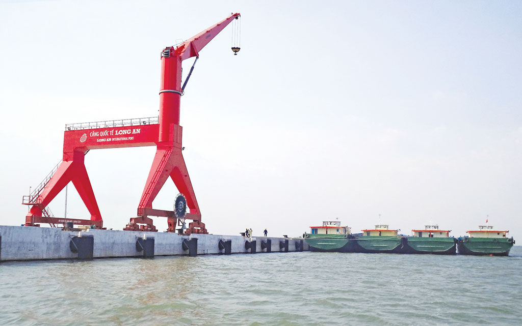 Cảng Long An nằm bên luồng sông Soài Rạp (xã Tân Lập, huyện Cần Giuộc), hữu ngạn sông Đồng Nai, cách cửa biển 19 km, là luồng  cạn, thường xuyên bị bồi đắp, phải đầu tư nạo vét định kỳ để bảo đảm lòng sông đạt độ sâu âm 11,5 m.
