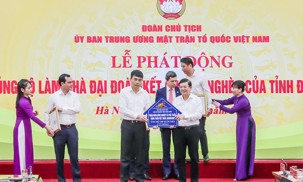 Đồng chí Nguyễn Minh Phương - Thành viên HĐTV Agribank trao ủng hộ 05 tỷ đồng để xây dựng 100 ngôi nhà Đại đoàn kết tại tỉnh Điện Biên.