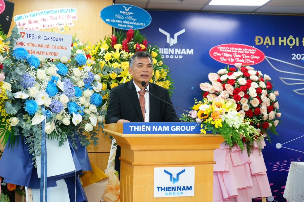 &Ocirc;ng Nguyễn Quang H&ograve;a - Chủ tịch Hội đồng Quản trị Thi&ecirc;n Nam Group - tr&igrave;nh b&agrave;y định hướng 2023.
