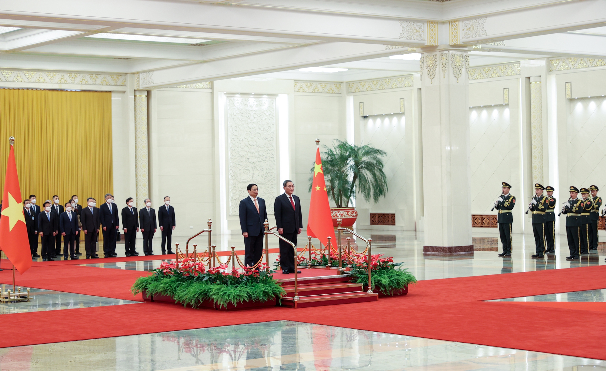 Thủ tướng Phạm Minh Chính và Thủ tướng Trung Quốc Lý Cường nghe quốc ca hai nước - Ảnh: VGP