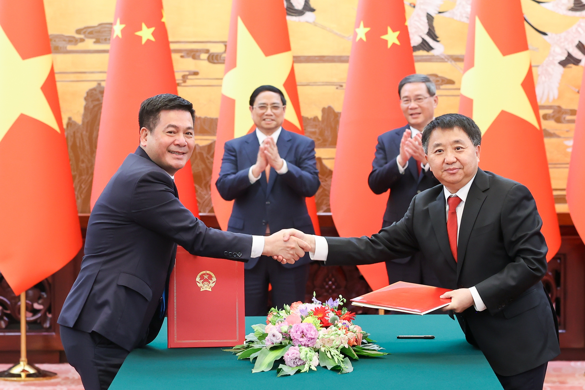 Hai Thủ tướng chứng kiến lễ ký và trao Bản ghi nhớ giữa Bộ Công Thương Việt Nam và Tổng cục Quản lý giám sát thị trường Trung Quốc - Ảnh: VGP