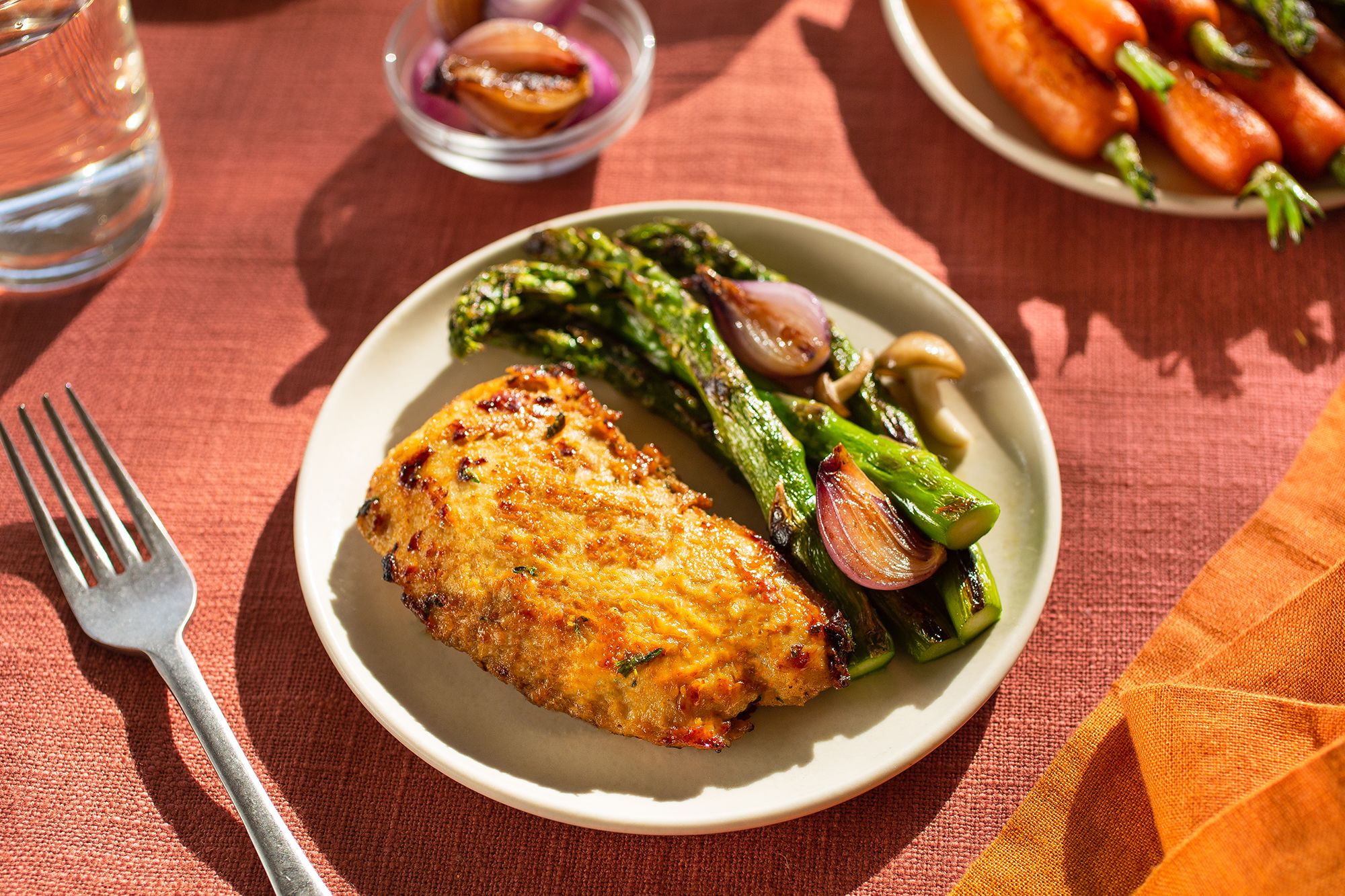 Upside Foods và Good Meat có kế hoạch phục vụ sản phẩm của doanh nghiệp tại các nhà hàng cao cấp trước khi mở rộng quy mô sản xuất.
