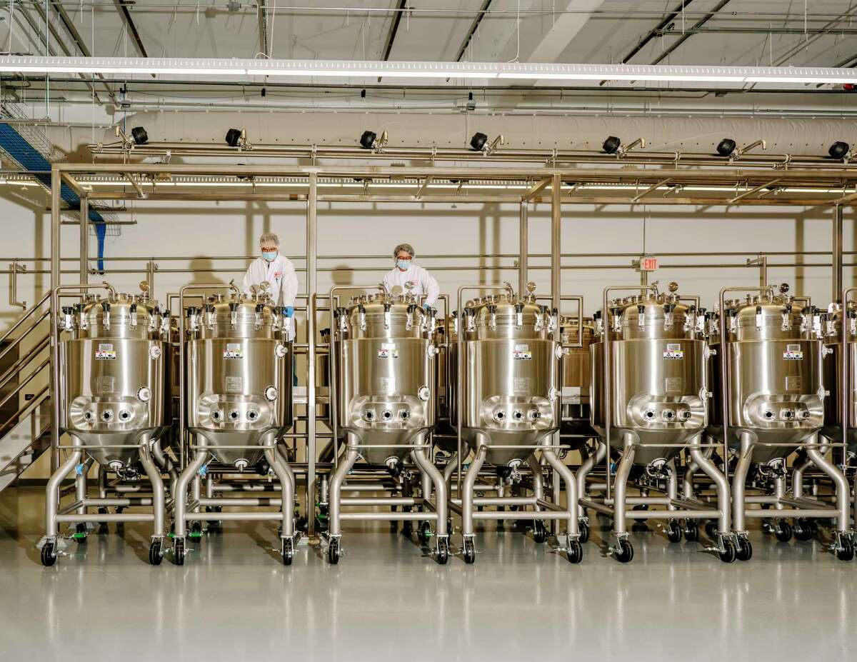 FDA xác nhận rằng thịt gà nuôi cấy trong phòng thí nghiệm của các công ty này an toàn đối với sức khỏe người tiêu dùng.