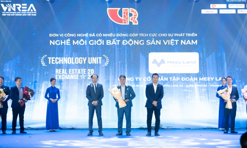 Phó Tổng giám đốc Nguyễn Tiến Lâm - Đại diện Meey Land lên nhận kỷ niệm chương.
