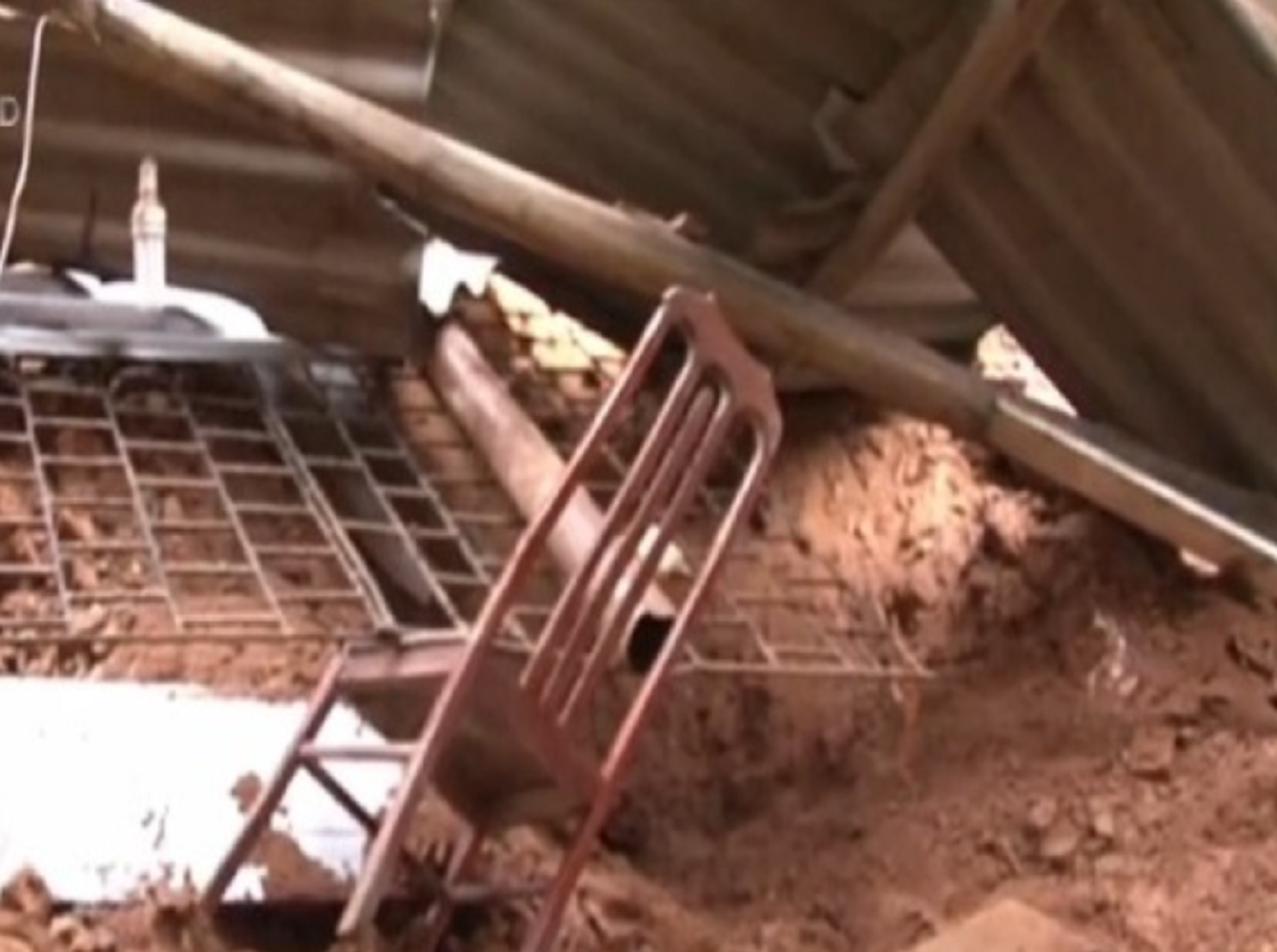 Sạt lở đất làm sập nhà dân ở huyện Chợ Đồn, tỉnh Bắc Kạn.