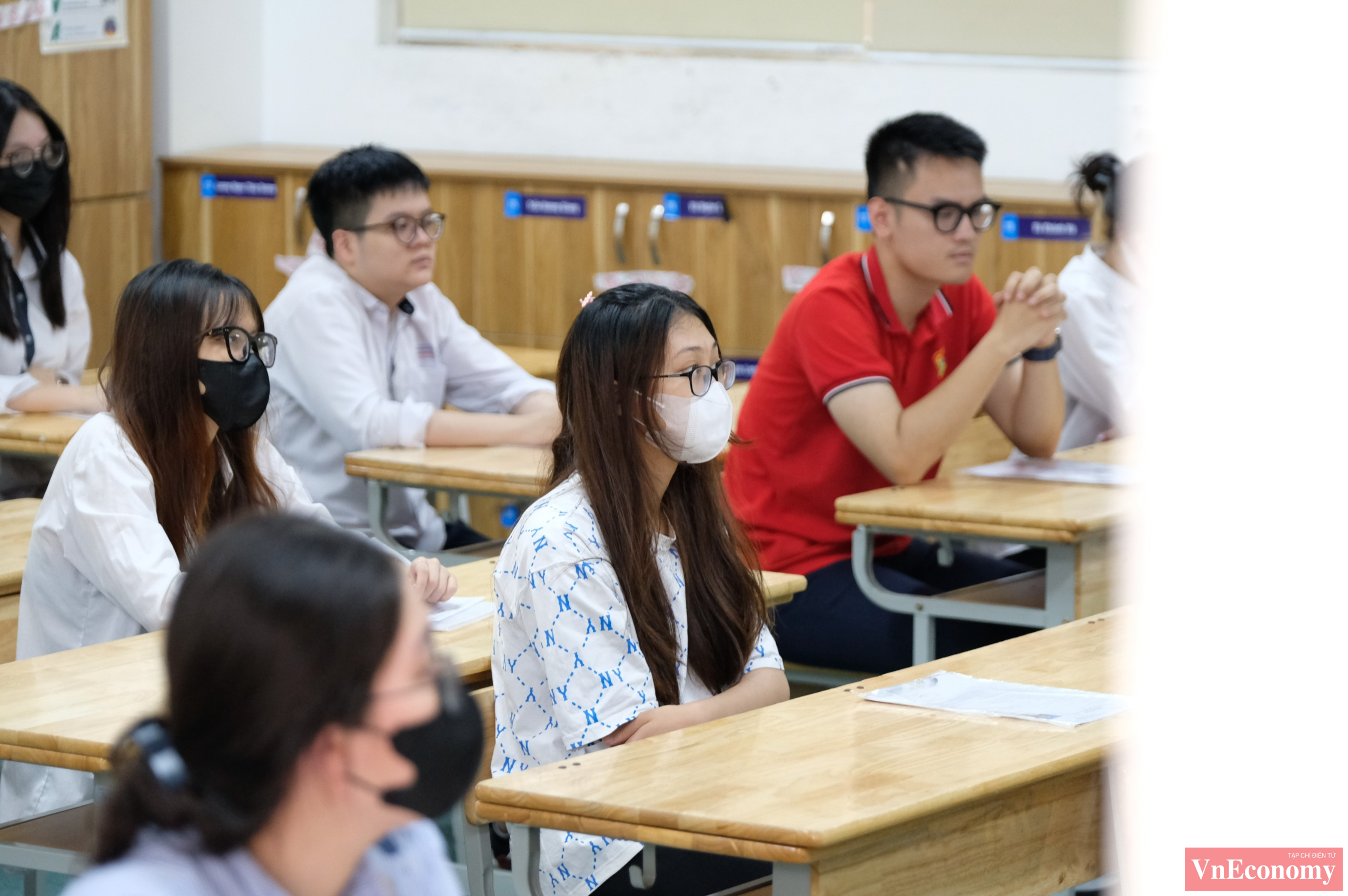 Đ&uacute;ng 14h, tại điểm thi Ng&ocirc; Sĩ Li&ecirc;n (H&agrave; Nội), c&aacute;c th&iacute; sinh đ&atilde; tập trung đầy đủ trong ph&ograve;ng thi để nghe phổ biến quy chế thi. Ng&agrave;y mai 28/6, th&iacute; sinh sẽ thi m&ocirc;n Ngữ văn (buổi s&aacute;ng, thời gian l&agrave;m b&agrave;i 120 ph&uacute;t) v&agrave; To&aacute;n (buổi chiều, thời gian l&agrave;m b&agrave;i 90 ph&uacute;t).