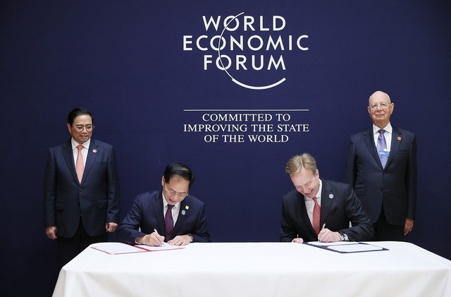 Vietnam & WEF to promote cooperation in innovation and digital transformation