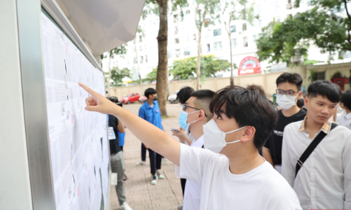 [Phóng sự ảnh]: Hơn 1 triệu thí sinh tốt nghiệp THPT 2023 bắt đầu làm thủ tục dự thi 