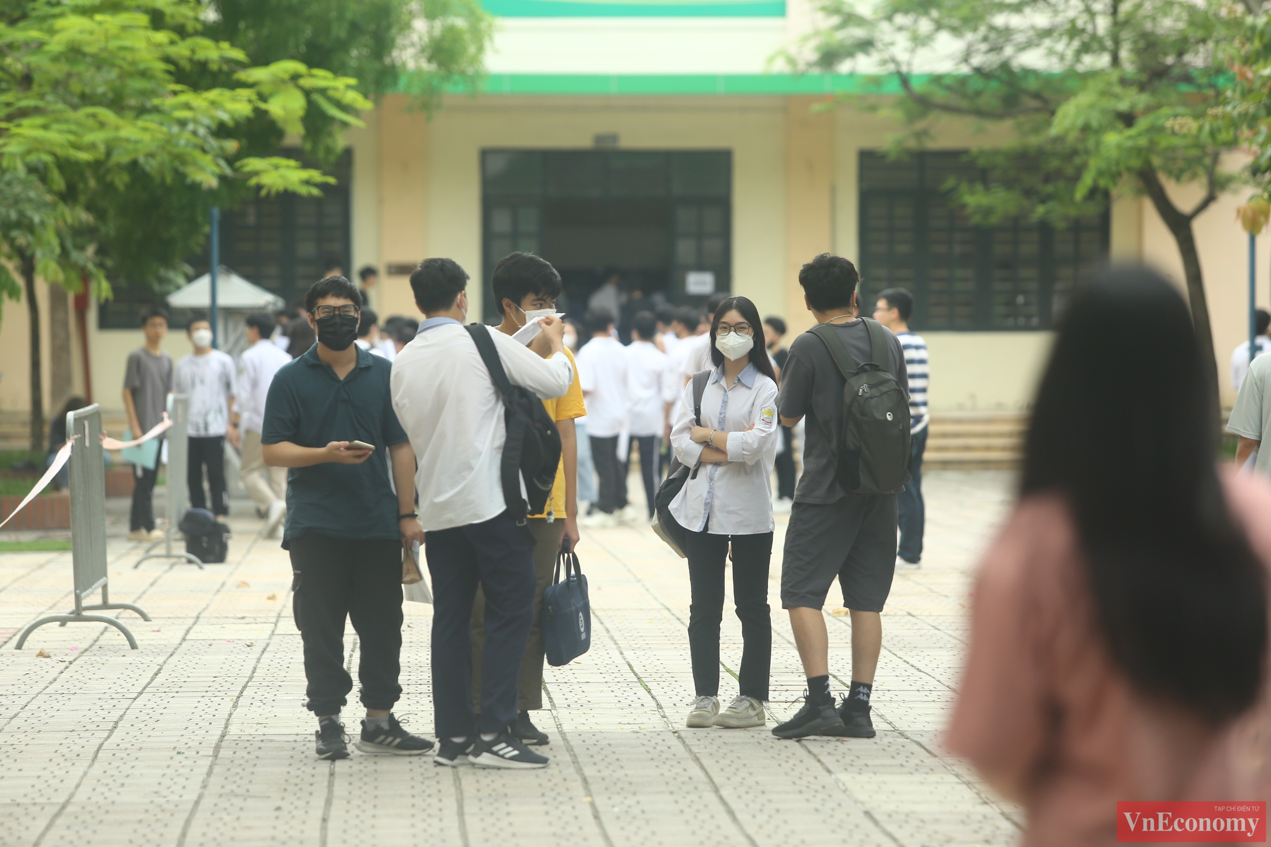 Tại điểm thi THPT Việt Đức (Hà Nội) các nhóm thí sinh hồi hộp dự đoán đề thi môn Ngữ văn vào sáng ngày mai.