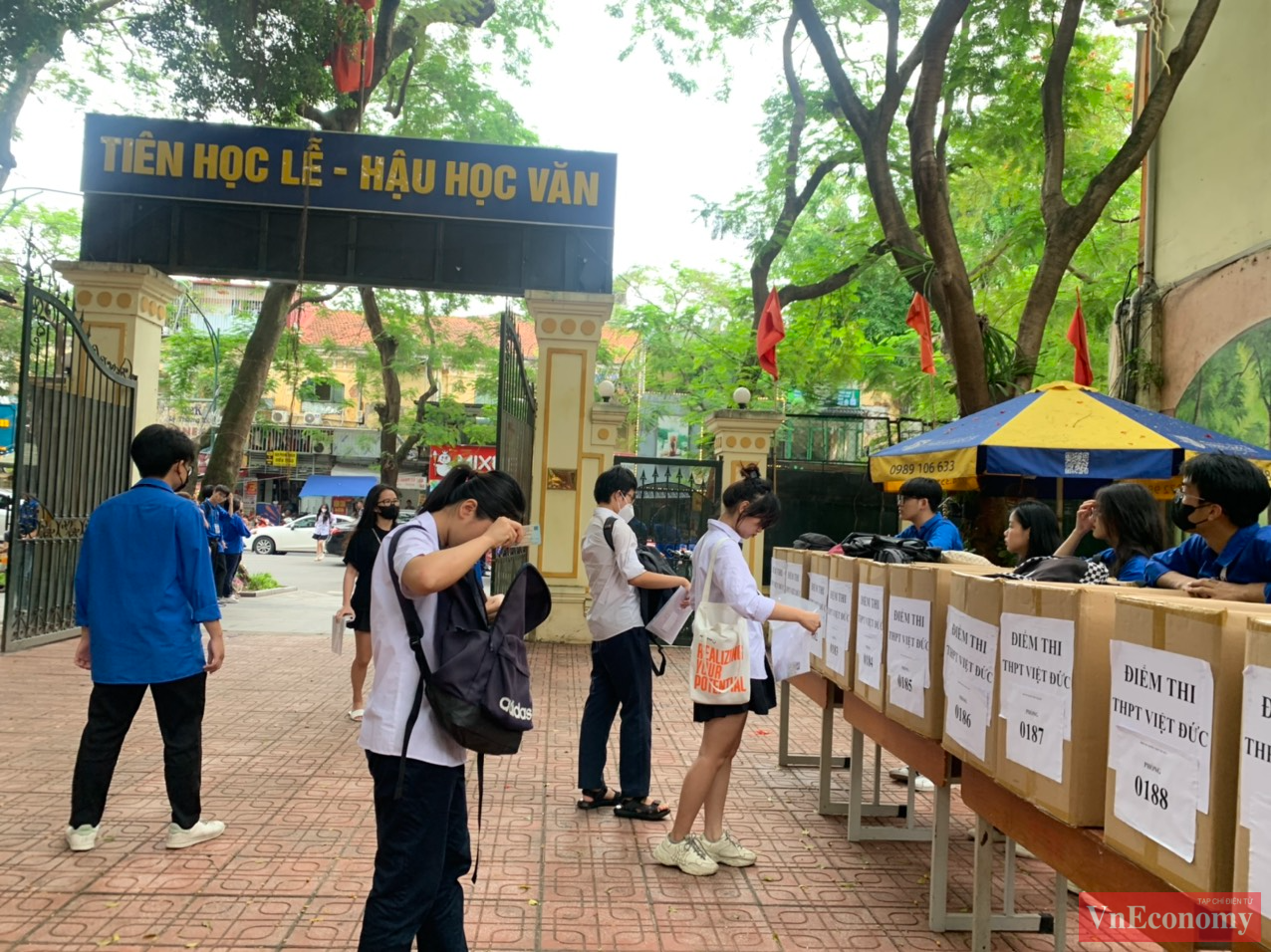 Trước khi đón thí sinh đến làm thủ tục dự thi, sáng nay, các cán bộ, giáo viên làm nhiệm vụ coi thi, thanh tra thi đều đã có mặt tại điểm thi. 