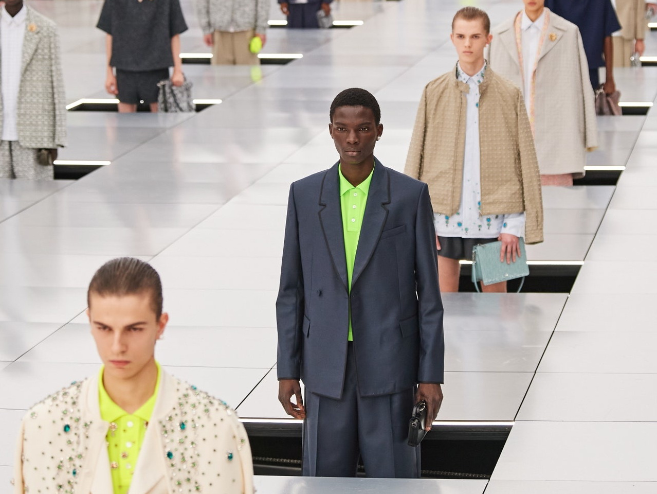 Khoảnh khắc bắt đầu show diễn&nbsp; Dior Men Xu&acirc;n H&egrave; 2024 n&agrave;y đang viral khắp c&aacute;c mạng x&atilde; hội.