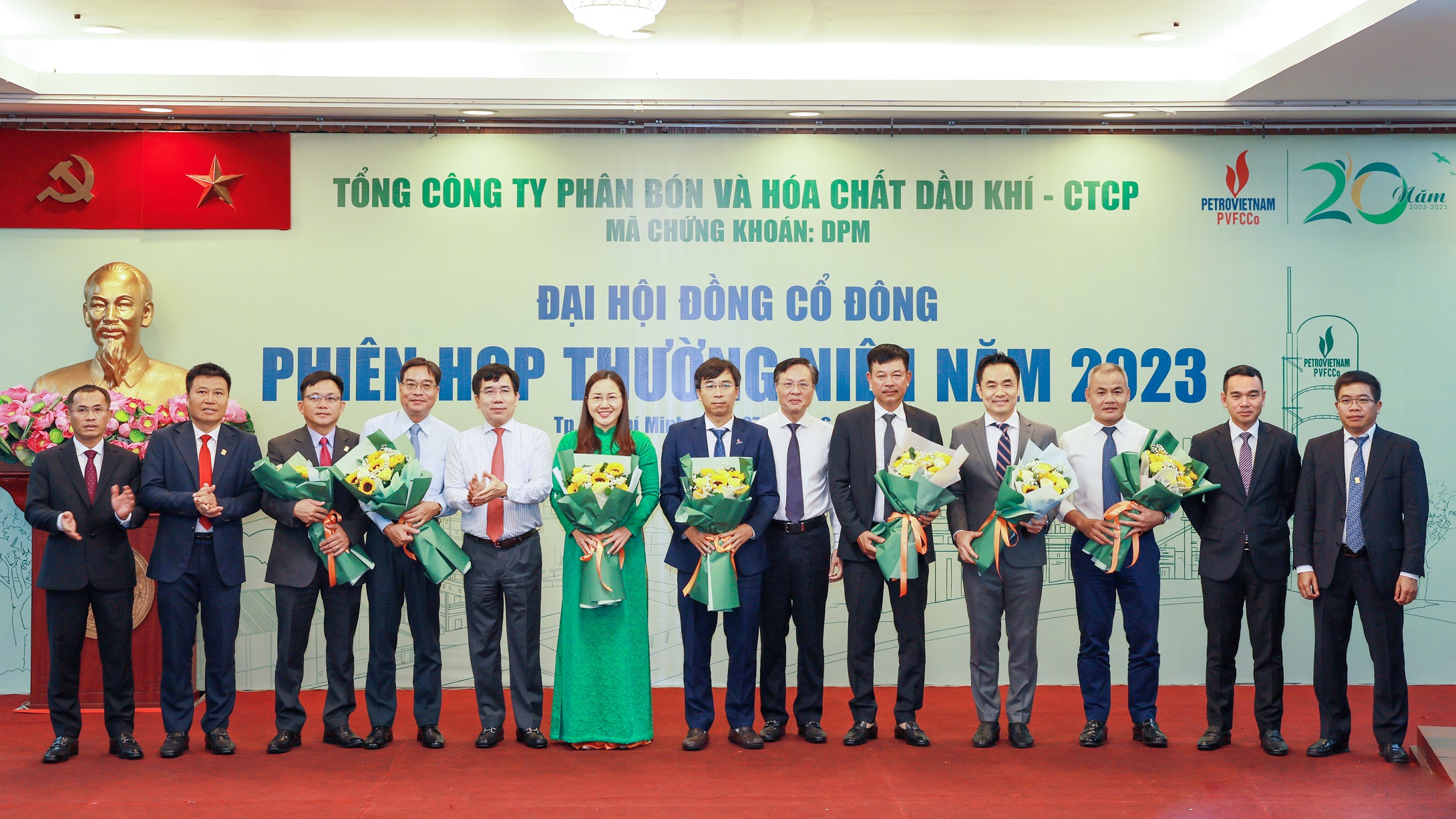 Tặng hoa chúc mừng các thành viên Hội đồng quản trị và Ban kiểm soát trúng cử nhiệm kỳ mới và tri ân các thành viên Hội đồng quản trị và Ban kiểm soát thôi nhiệm vụ.