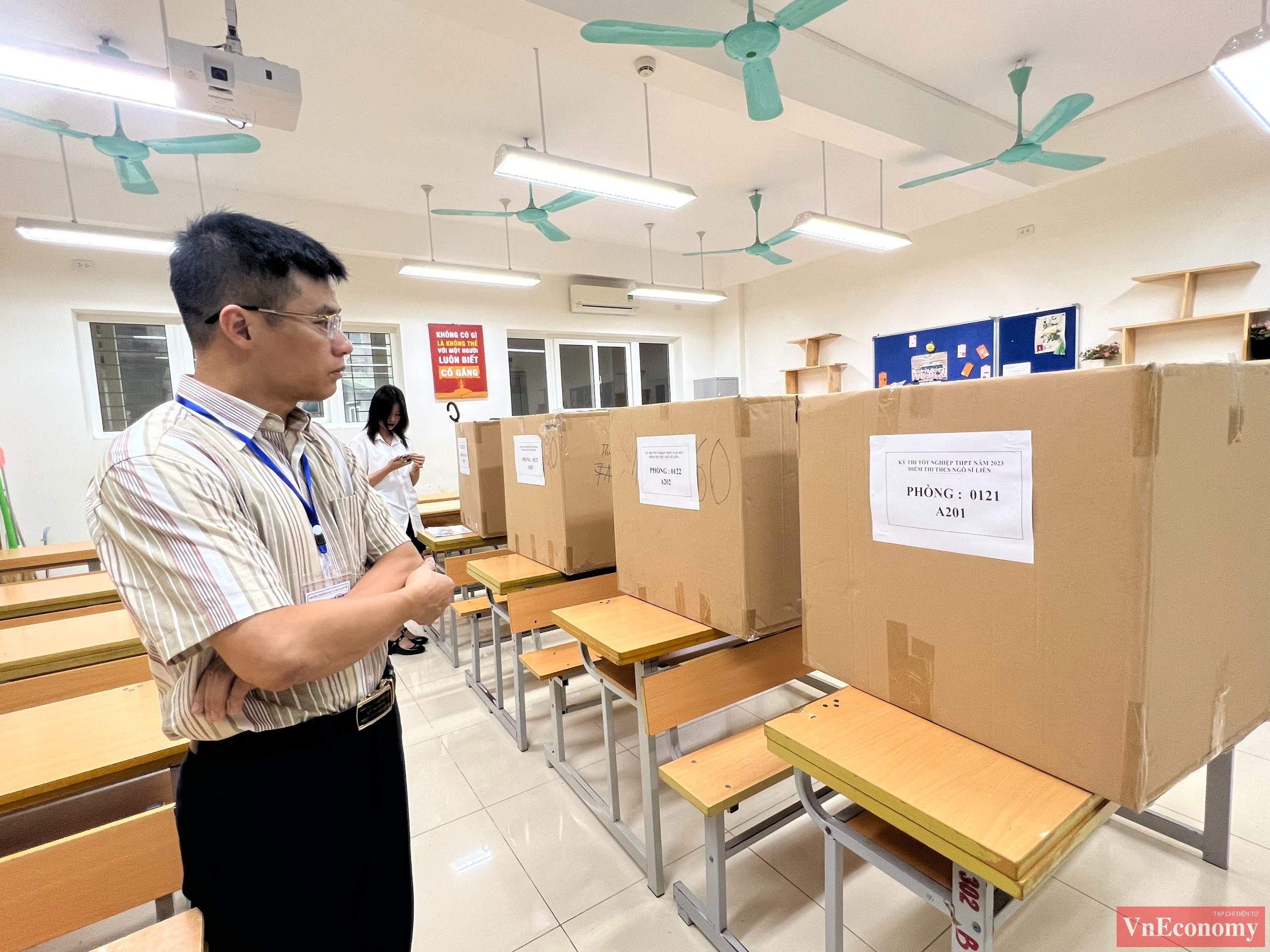 Kỳ thi tốt nghiệp 2023, thí sinh được mang vào phòng thi: bút viết, bút chì, compa, tẩy, thước tính, atlat, máy tính bỏ túi không có chức năng soạn thảo văn bản, không có thẻ nhớ...