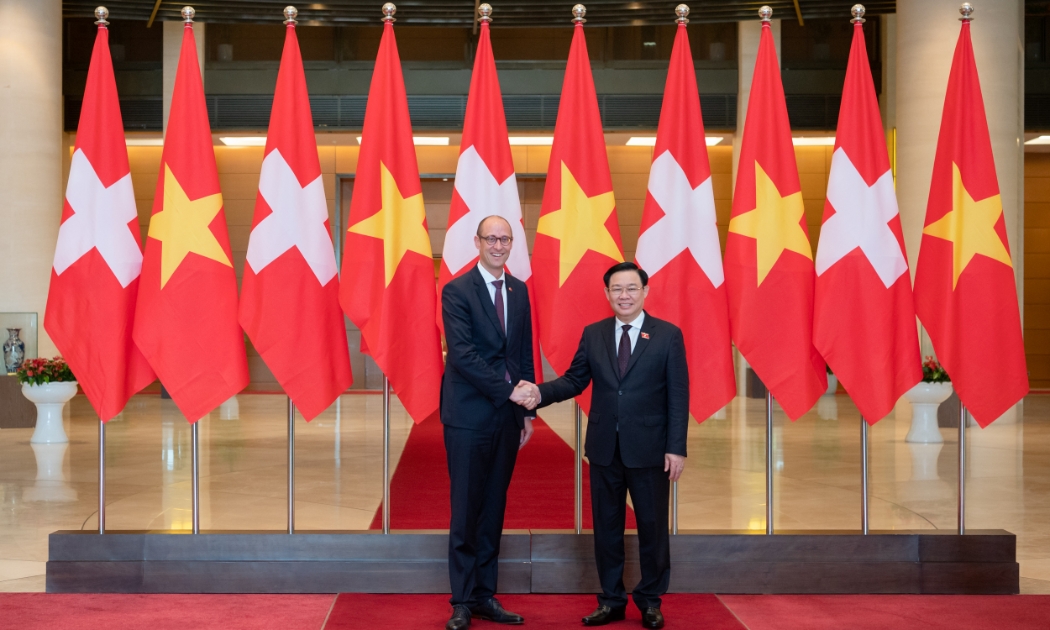 Chủ tịch Quốc hội Vương Đình Huệ và Chủ tịch Hạ viện Thụy Sĩ Martin Candinas - Ảnh: Quochoi.vn