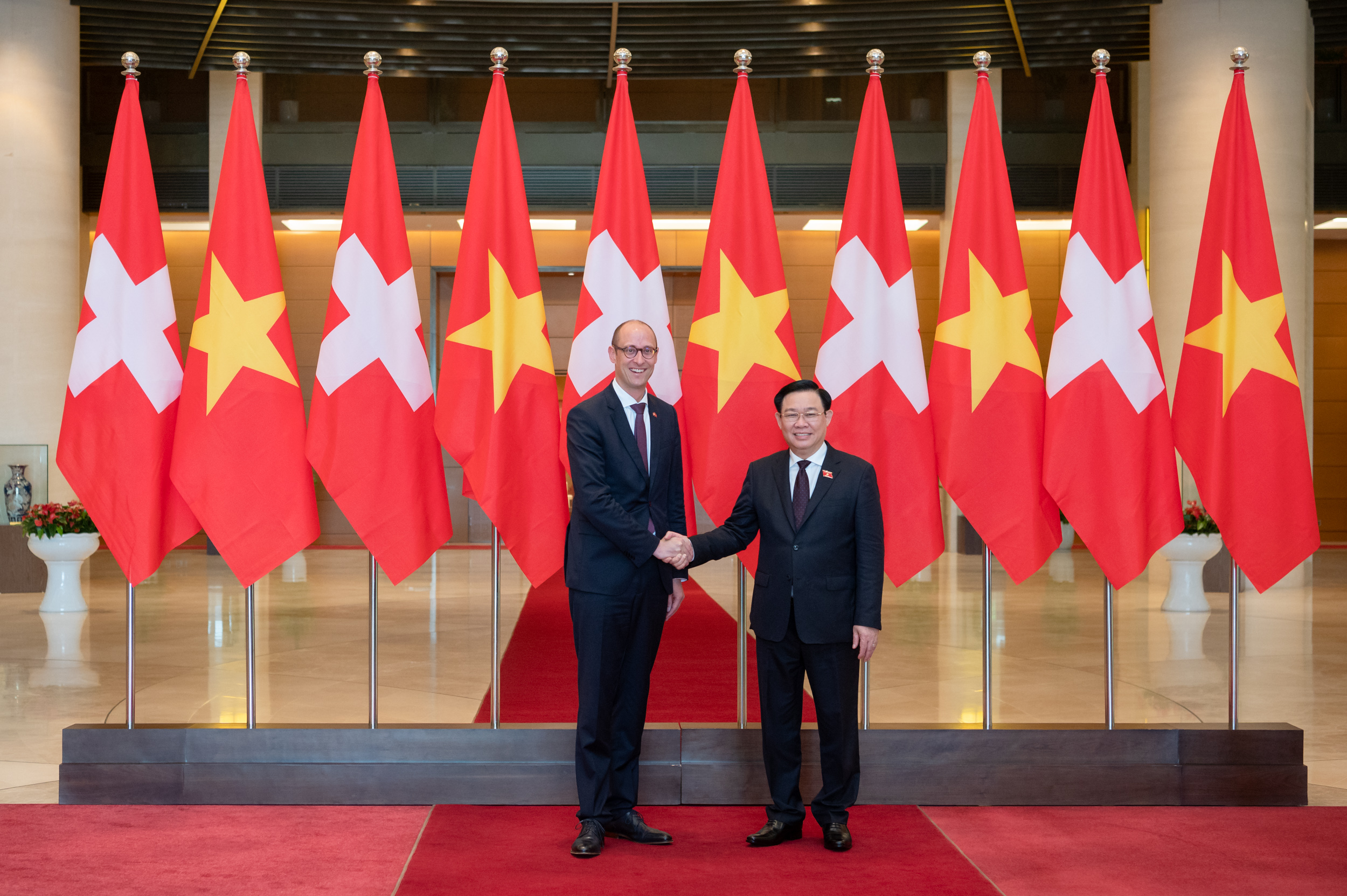 Chủ tịch Quốc hội Vương Đình Huệ và Chủ tịch Hạ viện Thụy Sĩ Martin Candinas - Ảnh: Quochoi.vn