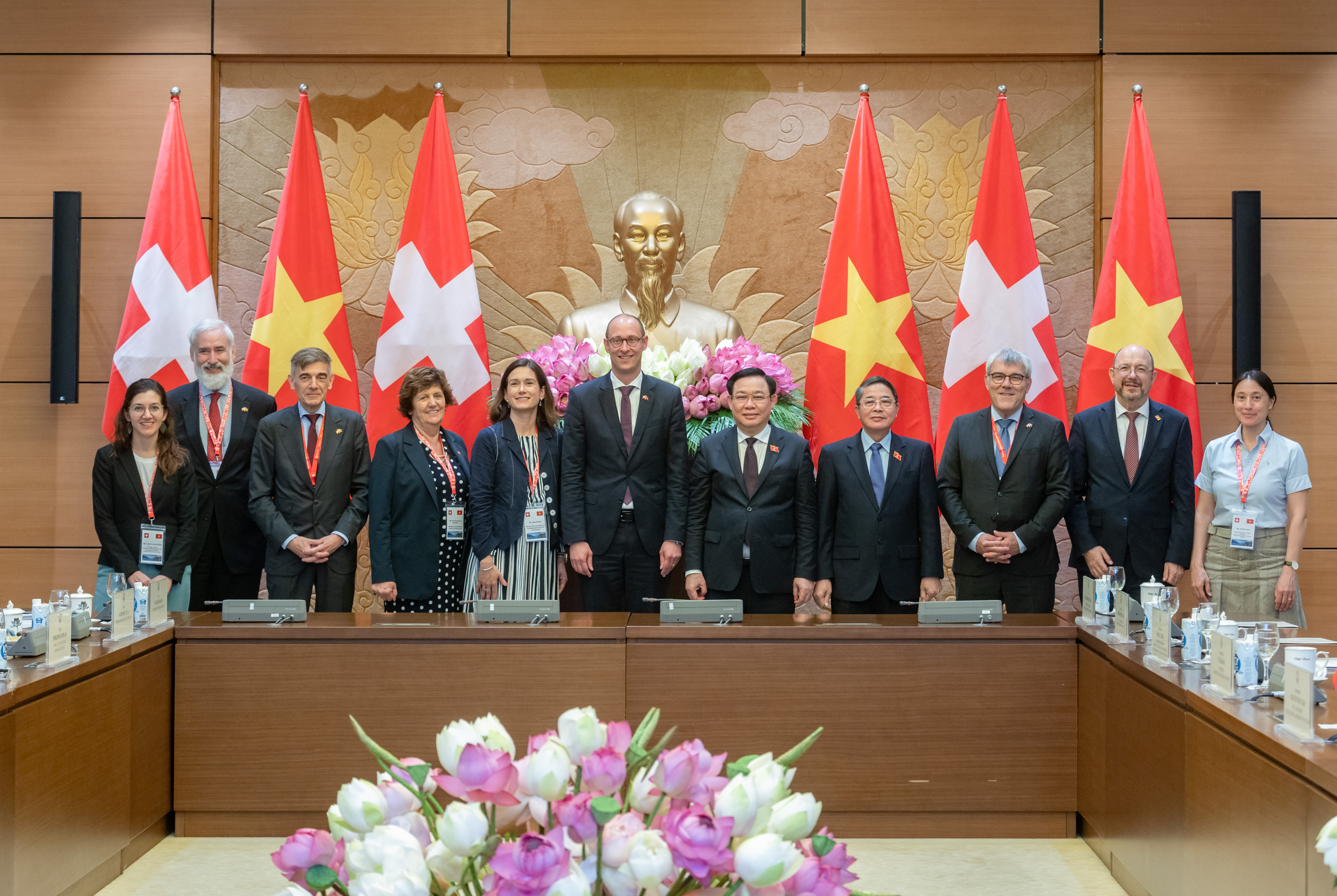 Chủ tịch Quốc hội Vương Đình Huệ, Phó Chủ tịch Quốc hội Nguyễn Đức Hải cùng các đại biểu Đoàn đại biểu cấp cao Hạ viện Thụy Sỹ - Ảnh: Quochoi.vn