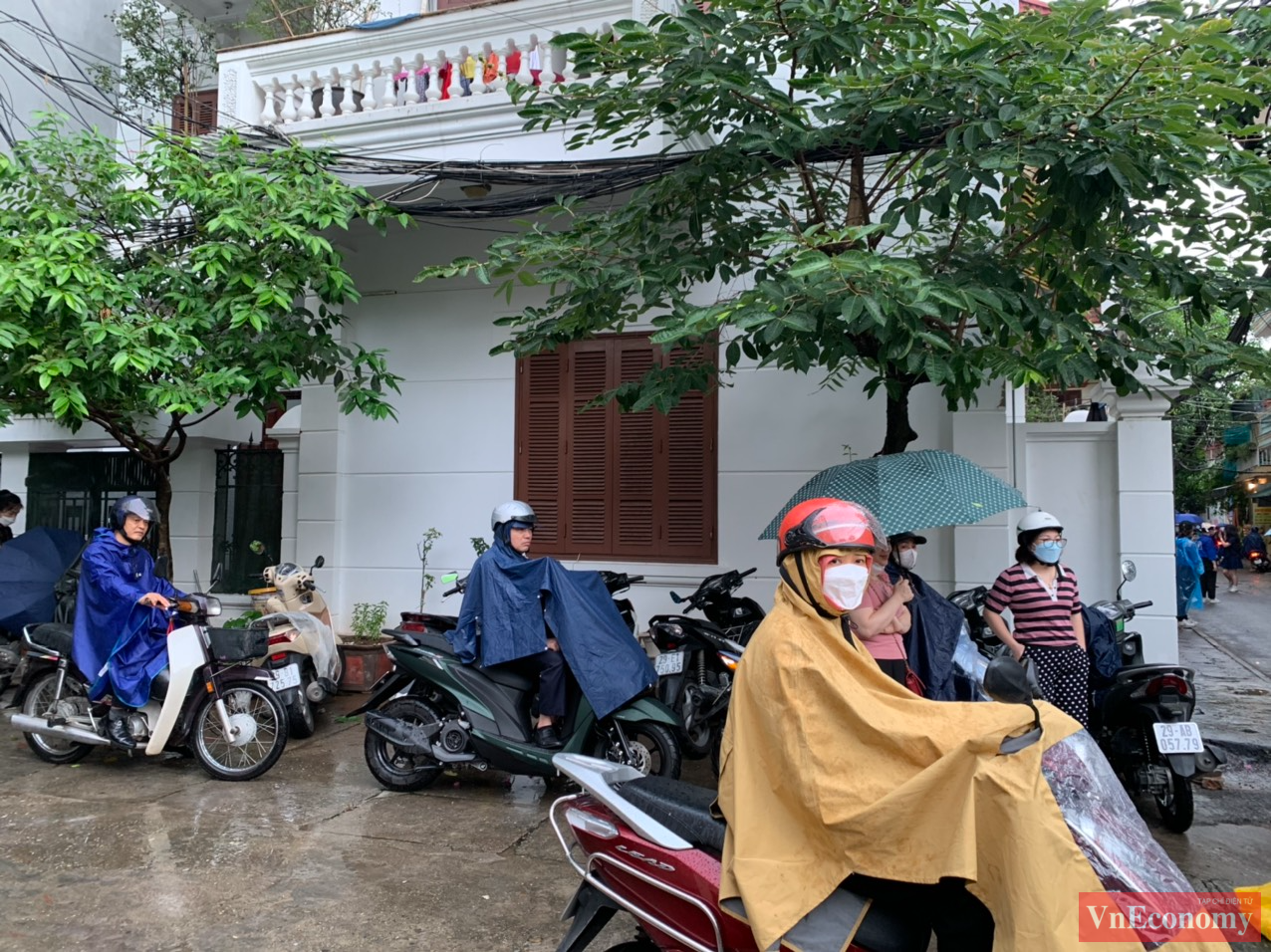 Nhiều phụ huynh tỏ ra lo lắng, hồi hộp hơn cả thí sinh. Sau khi các con đã vào trường thi, một số phụ huynh vẫn nán lại cổng trường để chờ đợi.