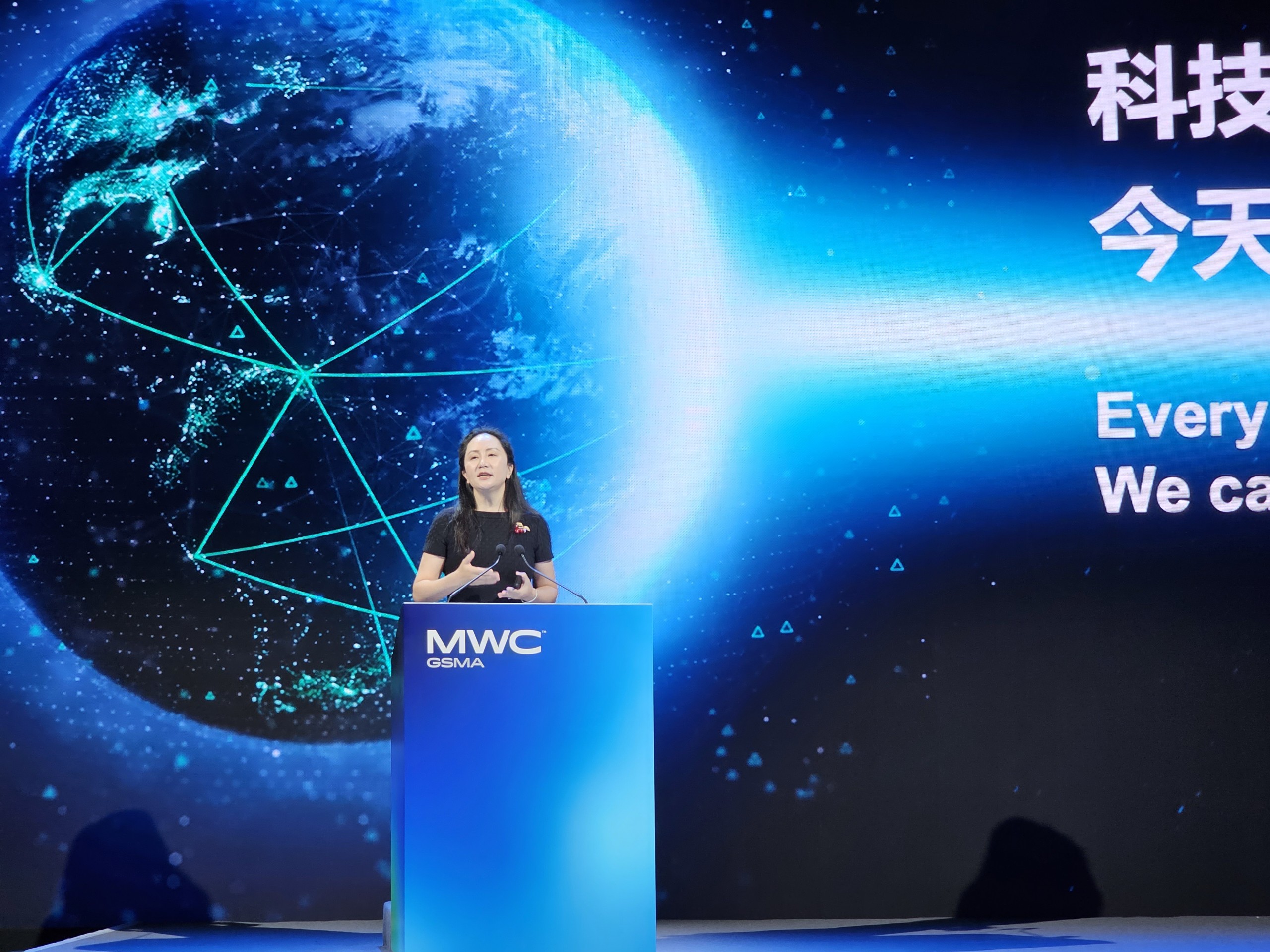 Bà Mạnh Vãn Châu Chủ tịch luân phiên Huawei phát biểu tại sự kiện. 