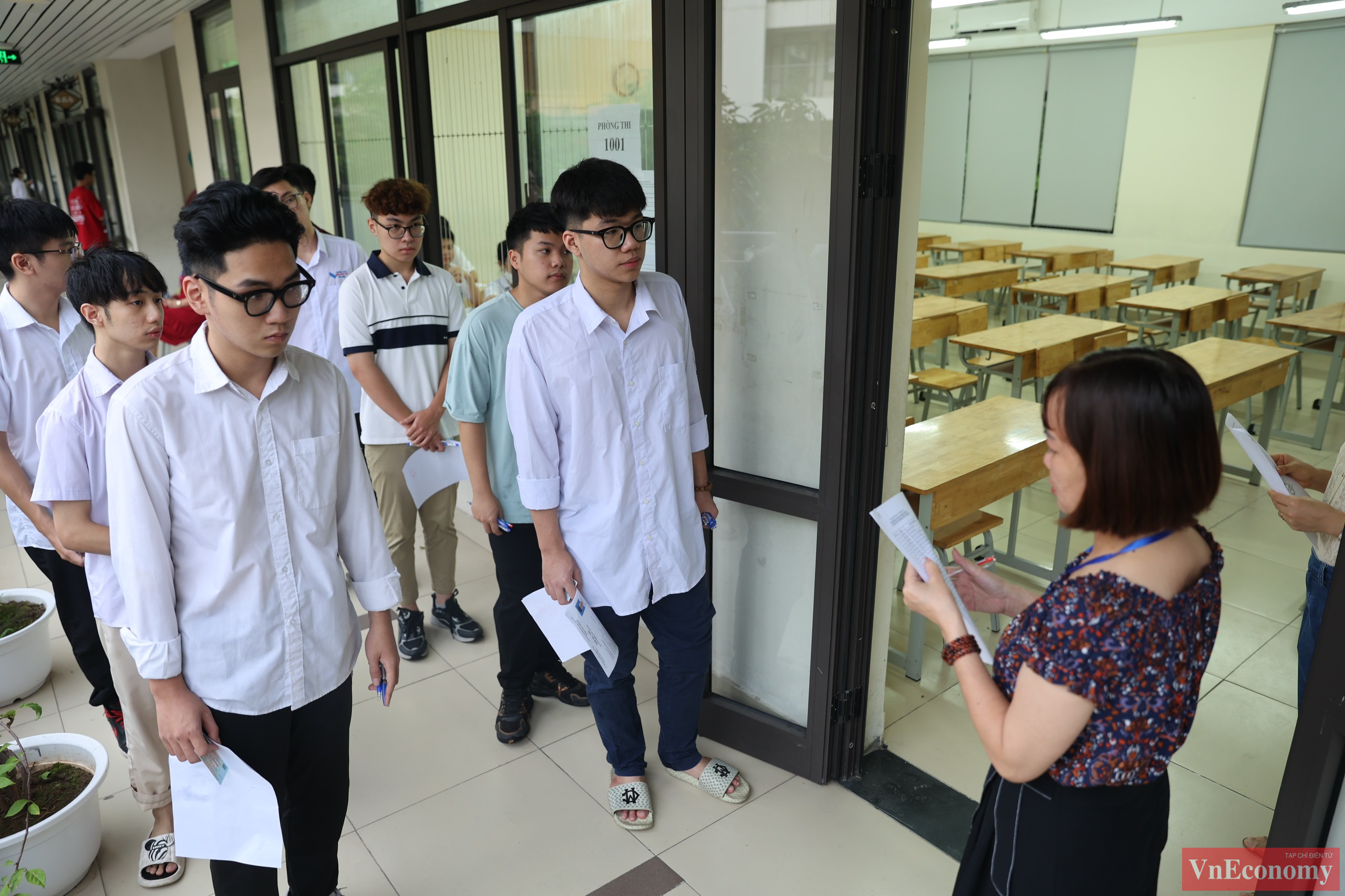 Khoảng 7h sáng, cán bộ coi thi bắt đầu gọi các em thí sinh vào phòng thi.